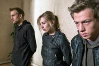 Tatort – Von links: Nico Sauer (Maik Rogge), Lisa (Janina Schauer) und Robin Sauer (Vincent Krüger).