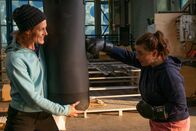 Der Bergdoktor – Lilli (Ronja Forcher, r.) weiß nicht, wohin mit ihrer Wut auf Martin, doch Caro (Barbara Lanz, l.) hat die passende Lösung parat.