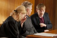 Danni Lowinski – Hannes (Tino Mewes, r.), der gerade ein Praktikum bei Danni (Annette Frier, l.) absolviert, begleitet sie ins Gericht. Gemeinsam versuchen sie den Fall von Matthias Sirrka (Jörg Schüttauf, M.) zu gewinnen. Doch wird es ihnen gelingen?