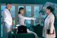 In aller Freundschaft – Dr. Roland Heilmann (Thomas Rühmann, li.) hat seiner Tochter Lisa Schroth (Louise Sophie Arnold, mi.) eine Übungsstunde am Laparoskop ermöglicht. Als Chefärztin Dr. Lucia Böhm (Vanessa Rottenburg, re.) die beiden "erwischt", zeigt sie ziemlich klar, dass Lisa hier eigentlich nichts zu suchen hätte, wäre ihr Vater nicht Dr. Roland Heilmann.