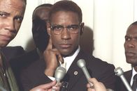 Malcolm X – Malcolm X (Denzel Washington, M.) ist vom kleinen Straßengangster zum radikalen Bürgerrechtler und charismatischen Redner aufgestiegen.
