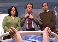 Malcolm mittendrin – Hal (Bryan Cranston, M.) besucht gemeinsam mit Nick (Steve Sheridan, r.) und Tracy (Michele Spears, r.) seine Nachbarin, über deren Tod er entscheiden soll. Doch als es dann soweit ist, wird klar, dass er dazu nicht in der Lage ist ...