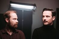Zeitpunkt X – Regieassistent Walter (Stephan Wilhelm Müller, li.) und auch der Dolmetscher (Frédéric Stromenger) versuchen den Wünschen und Launen des Regisseurs nachzukommen.