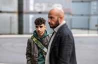 Tatort – Adil Helveg (Issa Khattab, links) sinnt auf Rache an Mads Andersen (Dar Salim, rechts).