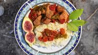 Zu Tisch ... – Zu Tisch Euböa – Griechenland Schweinefleisch mit Feigen Copyright: SRF/Berlin Producers Media/André Zschocke
