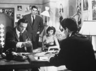 Rififi – Die Brüder Pierre (Marcel Lupovici, r. vorn), Remi (Robert Hossein, Mitte stehend) und Louis (Pierre Grasset) haben Wind vom Juwelenraub ihres Rivalen Tony und seiner Männer bekommen. Leichtsinnig hat einer der Tresorknacker der Barsängerin Vivianne (Magali Noël) einen kostbaren Ring geschenkt.