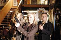 Doppelter Einsatz – Mike (Konstantin Graudus, li.), Caro (Eva Herzig) und Karl-Heinz (Jockel Tschiersch) suchen im Erotiktheater nach Sabrina und Anna.