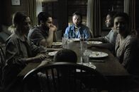 It Comes at Night – (v.l.n.r.) Kim (Riley Keough); Will (Christopher Abbott); Paul (Joel Edgerton); Travis (Kelvin Harrison Jr.); Sarah (Carmen Ejogo)