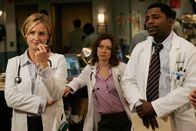 Emergency Room – Susan (Sherry Stringfield, l.) und Pratt (Mekhi Phifer, r.) sind mit Abby, Neela und Ray nicht wirklich zufrieden ...