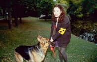 Kommissar Rex – Bei einem Spaziergang im Park mit Brigitte Heinrich (Maria von Blumencron) wittert Rex den Mörder.