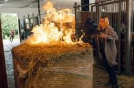 Reiterhof Wildenstein – Kein guter Einstand: Tabea (Nele Trebs) setzt versehentlich das Heu beim Rauchen in Brand.