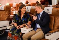 Call Me Kat – Kat (Mayim Bialik, l.); Ken Jennings (r.)