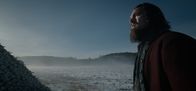 The Revenant - Der Rückkehrer – Wird es der verwundete Fallensteller und Pelztier-Jäger Hugh Glass (Leonardo DiCaprio) jemals lebend zu einem rettenden Fort schaffen?