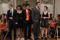 How I Met Your Mother – Rückblick auf eine ganz besondere Hochzeit: (v.l.n.r.) Barney (Neil Patrick Harris), Robin (Cobie Smulders), Ted (Josh Radnor), Marshall (Jason Segel) und Lily (Alyson Hannigan) ...