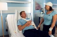 In aller Freundschaft - Die jungen Ärzte – Herbert (Oli Bigalke, l.) und Simone Meisner (Daniela Holtz, r.) sind auf dem Weg zum Scheidungsanwalt gemeinsam bei einem Unfall verletzt worden.