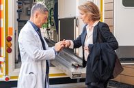 In aller Freundschaft – Dr. Marla Lambert (Kirsten Block, r.) ist Organistin. Auf der Trauerfeier, bei der sie gerade spielte, ist ein Feuer und eine Panik ausgebrochen. Marla hat sich an der Hand verletzt und bittet den ersten Arzt, der ihr über den Weg läuft, um Hilfe. Schnell wird klar, dass Dr. Kaminski (Udo Schenk, l.) Facharzt auf einem ganz anderen Gebiet ist.