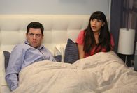 New Girl – Nach einem erschreckenden Erlebnis setzen Schmidt (Max Greenfield, l.) und Cece (Hannah Simone, r.) alles daran, ihr Haus mit Sicherheitsvorkehrungen auszustatten ...