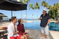 Das Traumschiff – Mia (Zoé Weiland, M.) und ihr Verlobter Tobias (Ralph Gassmann, l.) fühlen sich von Günthers (Heinz Hoenig, r.) anzüglichen Anspielungen belästigt.