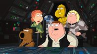 Family Guy – Eine ganz besondere "Star Wars"-Episode: Brian (vorne l.), Peter (vorne r.), Lois (hinten l.), Cleveland als R2-D2 (hinten 2.v.l.), Quagmire als C-3PO (hinten 2.v.r.) und Chris (hinten r.) ...