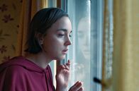 Die Verdächtige – Tereza (Denisa Baresova) beobachtet durch das Fenster, wie ihre Mutter von Polizisten heimgebracht wird.