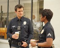 The Rookie – John Nolan (Nathan Fillion) und Talia Bishop (Afton Williamson) besprechen den letzten Einsatz.
