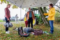 Die Rosenheim-Cops – Pathologin Mai (Sina Wilke, r.) erläutert den Kommissaren Stadler (Dieter Fischer, M.) und Winter (Vanessa Eckart, l.), dass das Opfer (Komparse) aus der Ferne erschossen wurde. Im Hintergrund: Spurensicherer (Alexander Vitzthum).