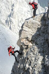 Der Bergdoktor – Hans (Heiko Ruprecht) und Martin (Hans Sigl) beim Abstieg.