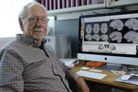 P.M. Wissen – Professor James McGaugh hat das Phänomen des autobiographischen Gedächtnisses erforscht. Er führte MRT Scans von 10 Betroffenen durch und stellte fest, dass sich die Gehirnareale in Form und Größe von Menschen ohne HSAM unterscheiden