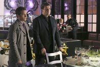 Castle – Beckett bekommt den Auftrag den Milliardär Erik Vaughn zu beschützen. Der fängt schon bald an, heftig mit ihr zu flirten, was Richard Castle (Nathan Fillion, r.) ganz und gar nicht gefällt. Auch Kevin Ryan (Seamus Dever, l.) spürt sofort, dass der Schriftsteller vor Eifersucht kocht ...