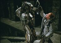 Alien vs. Predator – Predator und Charles Bishop Weyland (Lance Henriksen, r.)