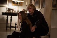 American Horror Story – Noch ahnt Kyle (Evan Peters, r.) nicht, was Zoe (Taissa Farmiga, l.) bei der Bewältigung einer Aufgabe passieren wird ...