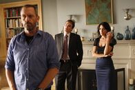 Dr. House – House (Hugh Laurie, l.) wird von Wilson (Robert Sean Leonard) und Cuddy (Lisa Edelstein) mit ihrem Verdacht konfrontiert, dass er wieder starke Schmerzmittel zu sich nimmt.