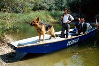 Kommissar Rex – Kommissar Rex betätigt sich mal wieder als Spürnase. Zusammen mit Kommissar Moser (Tobias Moretti, l.) und Stockinger (Karl Markovics, r.) sind sie in den Donau-Auen auf der Suche nach dem "Liebespaarmörder".