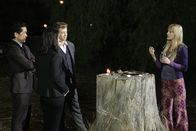 The Mentalist – In den Ermittlungen ihres neuen Falles stoßen Cho (Tim Kang, l.), Teresa Lisbon (Robin Tunney, 2.v.l.) und Patrick Jane (Simon Baker, 2.v.r.) auf Tamzin Dove (Azura Skye, r.), die zugibt, Cody mit einem Todesfluch belegt zu haben ...