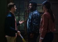 Ghosted – Nachdem innerhalb kurzer Zeit mehrere Wanderer in einem Waldgebiet spurlos verschwunden sind, wollen Leroy (Craig Robinson, l.), Annie (Amber Stevens West, M.) und Max (Adam Scott, r.) der Sache auf den Grund gehen ...