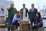 Scorpion – Zu Halloween müssen sich Sylvester (Ari Stidham, l.), Paige (Katharine McPhee, 2.v.l.), Toby (Eddie Kaye Thomas, M.), Cabe (Robert Patrick, 2.v.r.) und Happy (Jadyn Wong, r.) mit der Existenz von Geistern beschäftigen, doch dann steuert plötzlich ein scheinbar führerloses Schiff auf die Queen Mary zu und das Team hat plötzlich mit einer sehr realen Gefahr zu kämpfen ...
