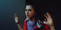 neoriginal: Crystal Wall – Louna (Anna Bardavelidze) kommt gerade noch rechtzeitig wird jedoch selbst in die Enge getrieben.