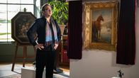 Beyond Paradise – Kunsthändler Terrence Witham (Rufus Jones) will das wertvolle Gemälde "Solo Mare" an eine Kunstsammlerin in Shipton Abbott verkaufen.