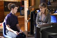 Young Sheldon – Sheldon Cooper (Iain Armitage, l.); Paige (Mckenna Grace, r.)