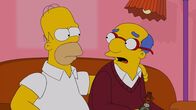 Die Simpsons – Nachdem Lisas Meerschweinchen das schöne Gemälde über dem Wohnzimmersofa der Simpsons zerstört hat, besorgt Homer (l.) Ersatz bei einem Garagenverkauf, den Kirk van Houten (r.) organisiert ...