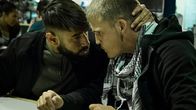 neoriginal: Countdown Copenhagen – Die Brüder Rami (Ali Sivandi, l.) und Mahdi (Anis Alobaidi, r.) sind in eine unvorhergesehene Situation geraten. Rami spricht seinem jüngeren Bruder Mut zu.