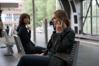 Homeland – Carrie (Claire Danes, l.) kommt dem Geheimnis auf die Spur, wer für die Jagd auf sie verantwortlich ist. Sie kontaktiert Laura (Sarah Sokolovic, r.) und will von ihr die restlichen Dokumente, von denen sie sich weiteren Aufschluss über die Ereignisse erhofft. Doch kann Laura helfen?