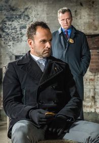 Elementary – Holmes (Jonny Lee Miller, l.) und Gregson (Aidan Quinn, r.) sind sich nicht sicher, ob sie Moriarty, die sie im Gefängnis aufsuchen, trauen können ...