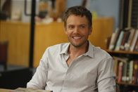 Community – Die Abschlussarbeit steht bevor, doch auch Jeff (Joel McHale) ist an der seltsamen Theorie seines Freundes interessiert. Das Zusammentreffen der Lerngruppe soll bereits vor Jahren vorbestimmt gewesen sein ...