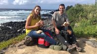 Wunderschön! – Tamina Kallert (l) und Wanderführer Tiago Botelho machen ein Picknick an der Küste von Mosteiros auf der Hauptinsel Sao Miguel.