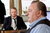 Der Dicke – Überfall auf die Kanzlei Ehrenberg: Gregor Ehrenberg (Dieter Pfaff, r.) muss Jan Grawe (Stefan Konarske, l.) überzeugen aufzugeben, bevor das MEK vor der Kanzlei in Stellung geht.