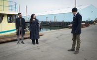 Elementary – Detective Bell (Jon Michael Hill, l.), Watson (Lucy Liu, M.) und Holmes (Jonny Lee Miller, r.) müssen ihr Verhältnis zu Shinwell nochmal überdenken. Kann es wirklich sein, dass er mit einem Mord ungeschoren davon gekommen ist?; Detective Bell (Jon Michael Hill, l.), Watson (Lucy Liu, M.) und Holmes (Jonny Lee Miller, r.) müssen ihr Verhältnis zu Shinwell nochmal überdenken. Kann es wirklich sein, dass er mit einem Mord ungeschoren davon gekommen ist?