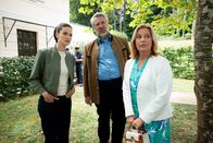 Die Rosenheim-Cops – Marie Hofer (Karin Thaler, r.) erzählt Hauptkommissarin Beck (Michaela Weingartner, l.) und Hauptkommissar Stadler (Dieter Fischer, M.) was sie über den ermordeten Künstler weiß.