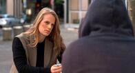 Servicezeit-Reportage: ECHT? – Reporterin Svenja Kellershohn (l) im Gespräch mit einem ehemaligen Vermögensberater.