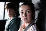 Retribution - Vergeltung – Zach (Jack Champion, l.) und Emily (Lilly Aspell, r.) sind mit ihrem Vater Matt in dessen, mit einer Bombe präparierten, Wagen gefangen.